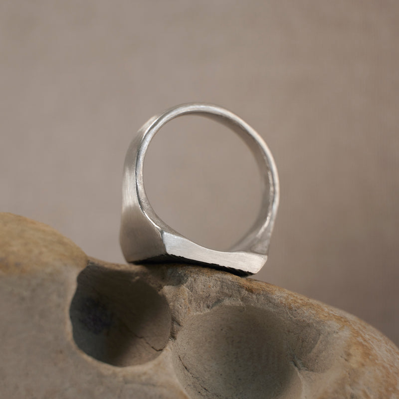 UNUN_Geom_Signet_Profile.jpg__PID:c21dff6c-047f-4889-8026-0fd004c6cfbd